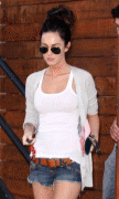 Megan Fox Canottiera e Jeans cortissimi